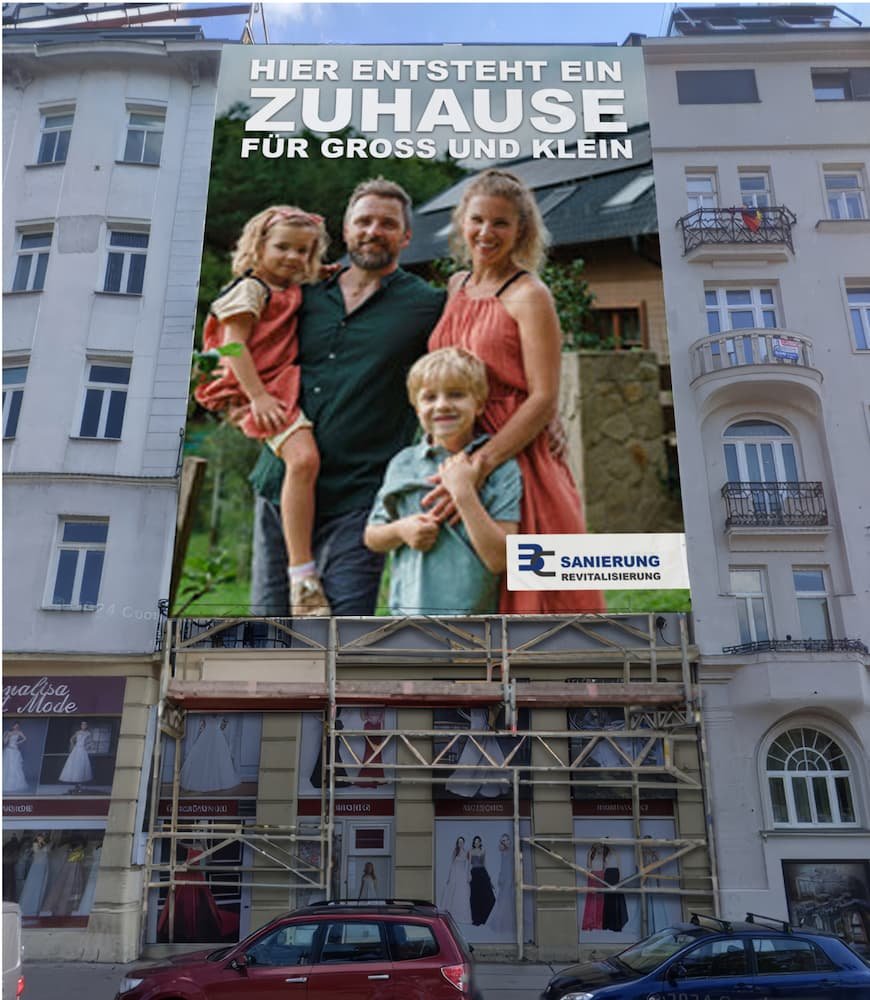 Gerüstbanner mit Familie vor Haus – Werbung für BC Sanierung