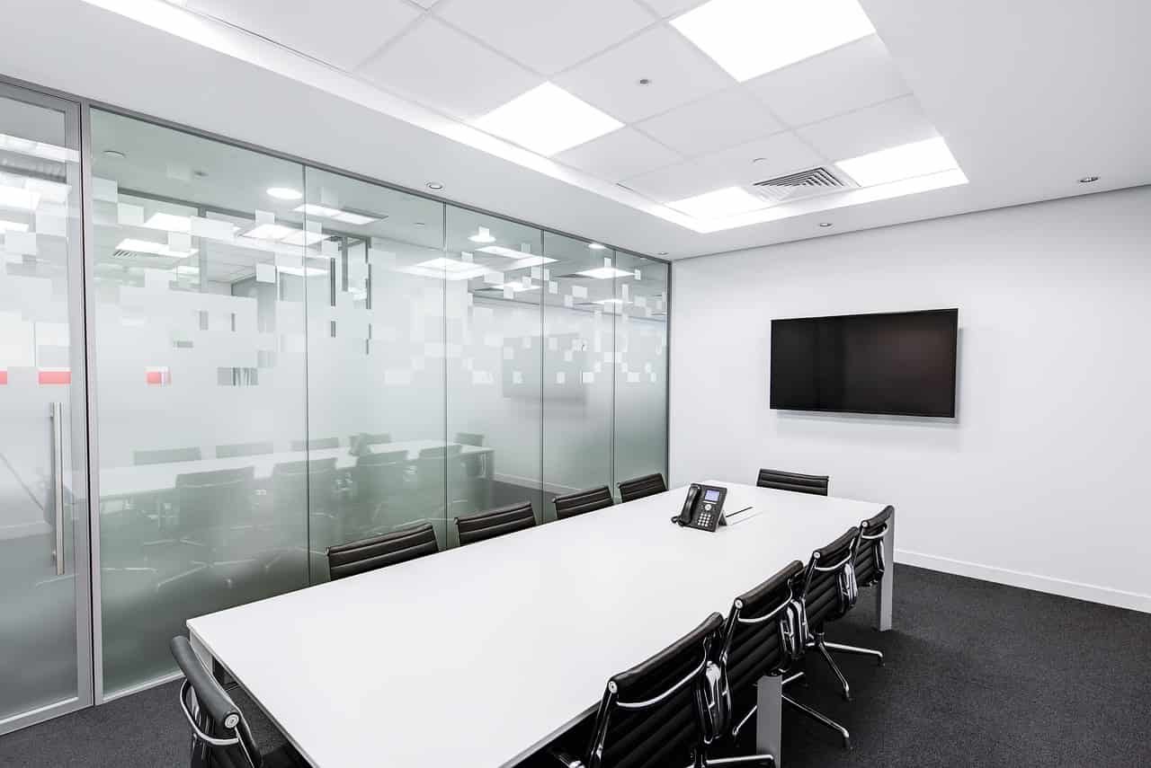 Moderner Meetingraum mit Glaswänden, ausgestattet mit Milchglas-Sichtschutzfolien für Privatsphäre und Büro Glasfolierung.