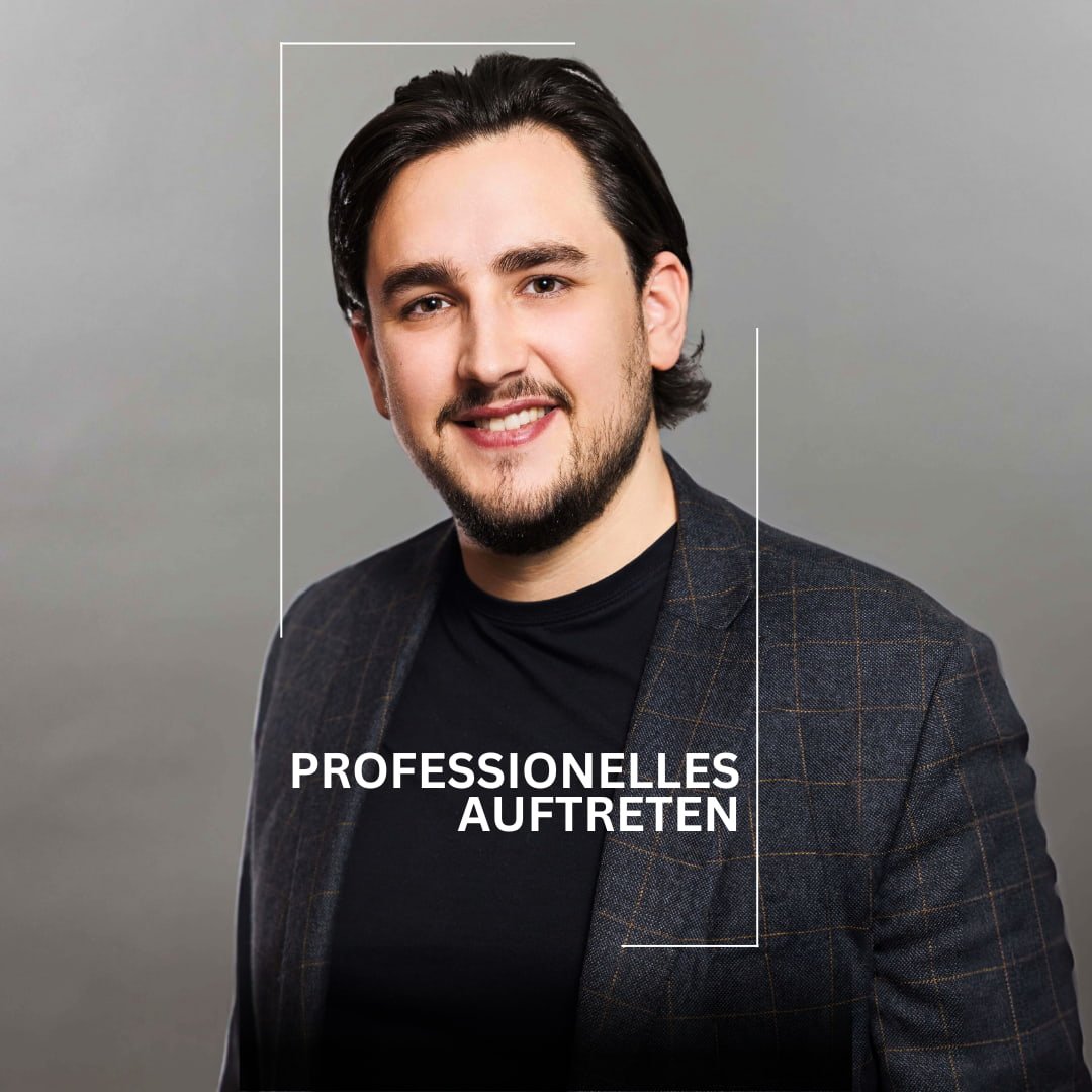 Business-Porträt, neutraler Hintergrund, freundliches Lächeln – Hero-Bild der Seite Immobilienmarketing.