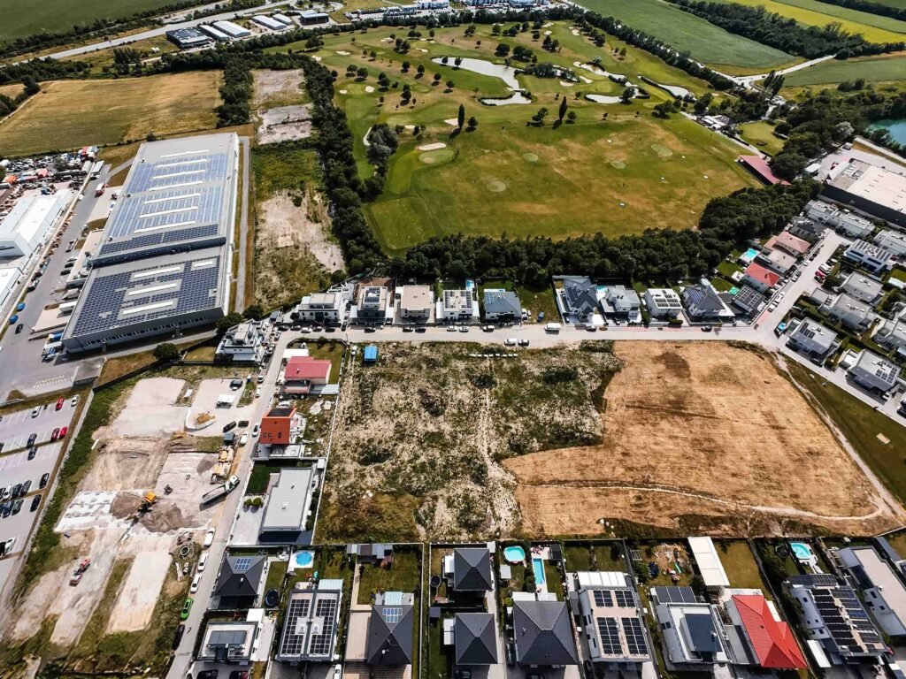 Drohnenaufnahme mit Blick auf Neubaugebiet