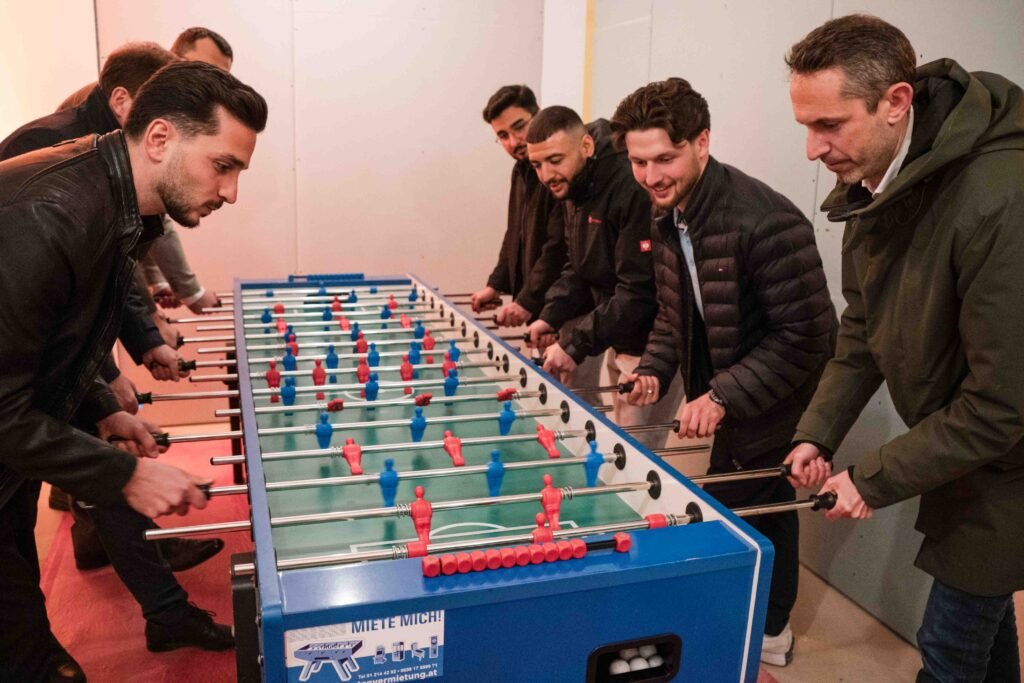 Gäste spielen Tischfußball bei der Gleichenfeier in Wien