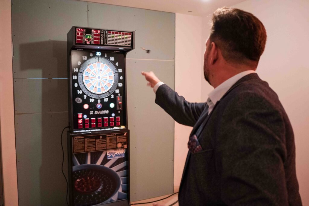 Gast spielt Dart während der Gleichenfeier