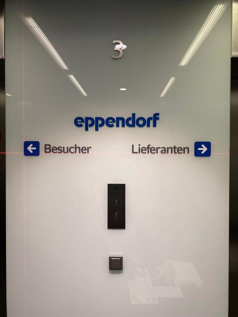 Büro Wegeleitsystem mit Beschilderung für Besucher und Lieferanten.