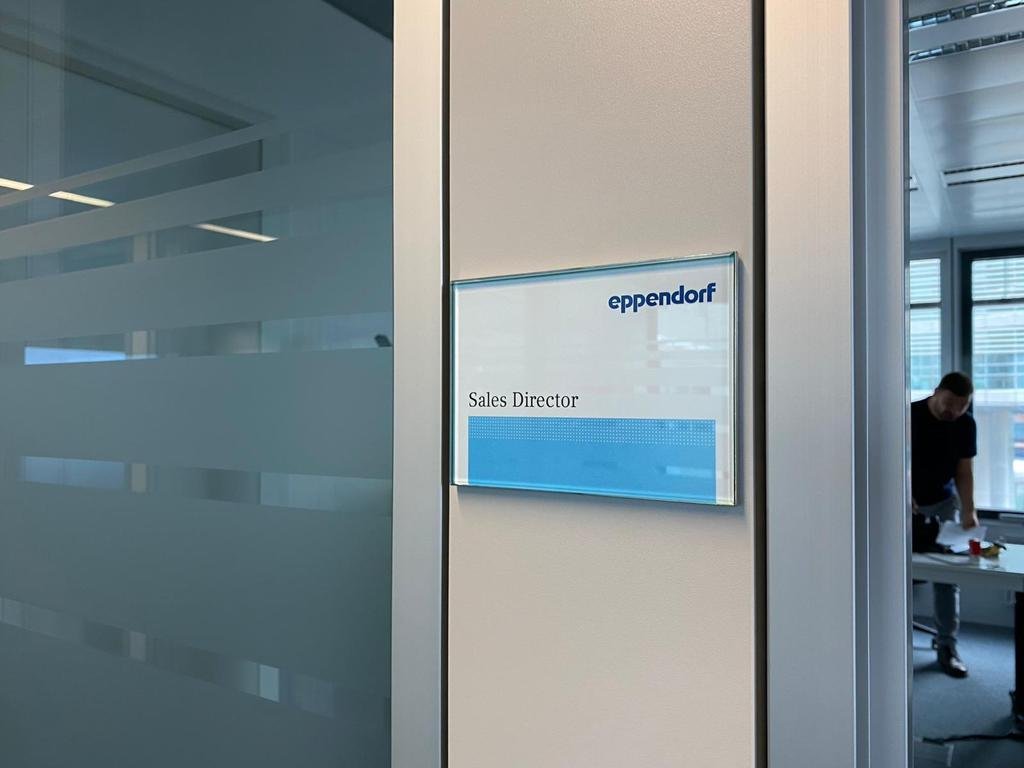 Büro Türschild „Sales Director“ – individuelle Raumbeschilderung.