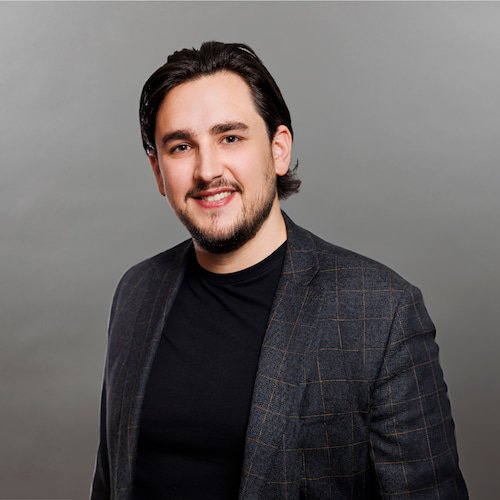 Mitarbeiterfotos: Business-Portraits vor Studiohintergrund – professioneller Look.