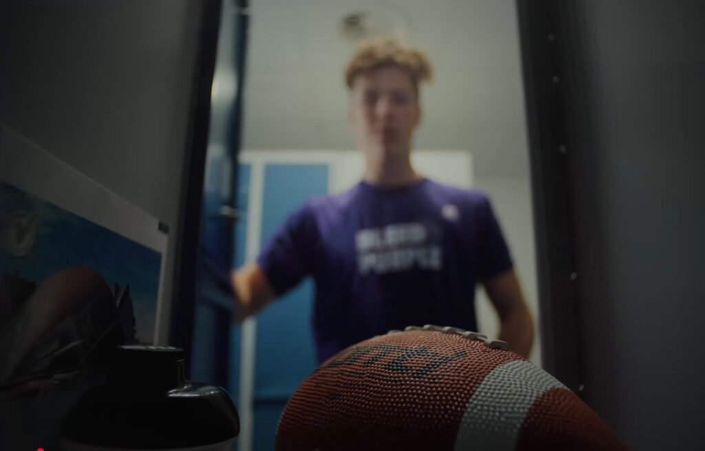 Imagefilm Frame – Football im Spind, Symbol für Leidenschaft & Zielsetzung