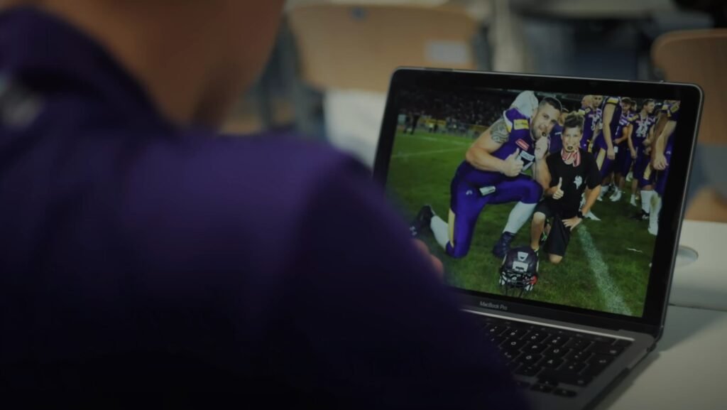 Imagefilm Szene – Sportfoto auf Laptop, Unternehmensvideo mit Emotion