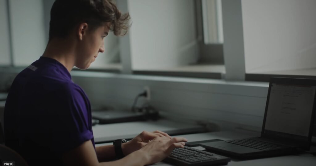 Imagefilm Szene – Schüler am Laptop, Unternehmensvideo Bildung & Digitalisierung