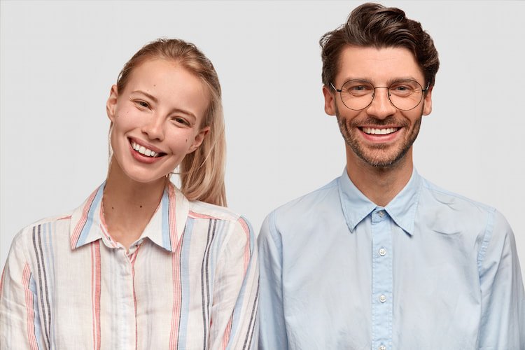 Mann und Frau lachen in die Kamera